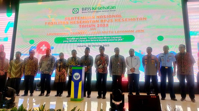 Direktur Utama BPJS Kesehatan Ali Ghufron Mukti dan Menteri Kesehatan Budi Gunadi Sadikin dalam Pertemuan Nasional Fasilitas Kesehatan BPJS Kesehatan Tahun 2023 dan Launching Transformasi Mutu Laynaan JKN di Hotel Arya Duta Jakarta, Senin (2/10). Foto: Ghinaa Rahmatika/kumparan