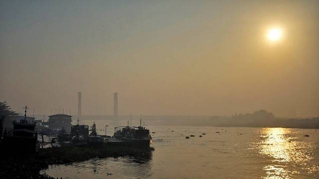 Suasana pagi di tepian Sungai Musi di kala kabut asap yang makin menebal di Kota Palembang, Foto: ary priyanto/urban id