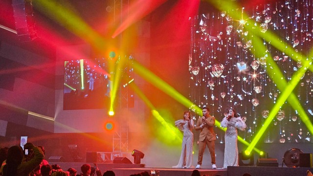 Brisia Jodie, bersama dengan Fabio Asher dan Flo dalam konser amal bertajuk “Charity Concert for Relieving the Hunger, Childhood Cancer & Stunting”. Foto: Humas PCU