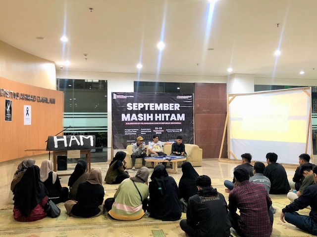 Pemaparan materi oleh Melki AS tentang Diskusi HAM: Menyoal Historis September Hitam dan Keppres No.17 Tahun 2022 di Hall Kampus IV Universitas Ahmad Dahlan (UAD) (Dok. Istimewa)