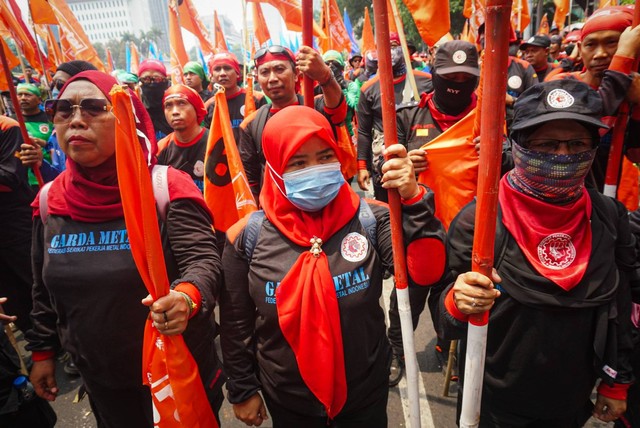 Massa yang tergabung dari sejumlah kelompok buruh melakukan aksi unjuk rasa di kawasan Patung Kuda, Monas, Jakarta, Senin (2/10/2023). Foto: Iqbal Firdaus/kumparan