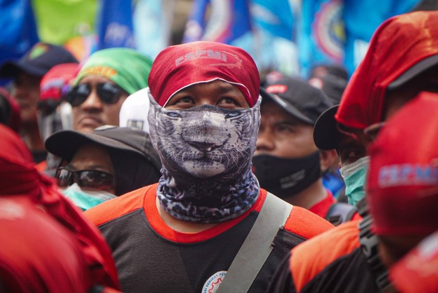 Sebagai ilustrasi demo buruh: Massa yang tergabung dari sejumlah kelompok buruh melakukan aksi unjuk rasa di kawasan Patung Kuda, Monas, Jakarta, Senin (2/10/2023). Foto: Iqbal Firdaus/kumparan