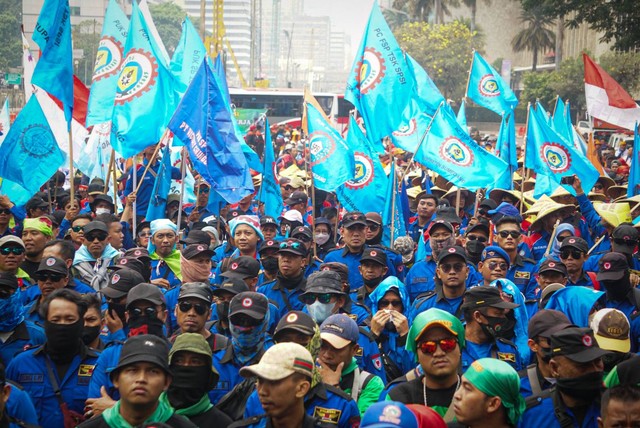 Massa yang tergabung dari sejumlah kelompok buruh melakukan aksi unjuk rasa di kawasan Patung Kuda, Monas, Jakarta, Senin (2/10/2023). Foto: Iqbal Firdaus/kumparan
