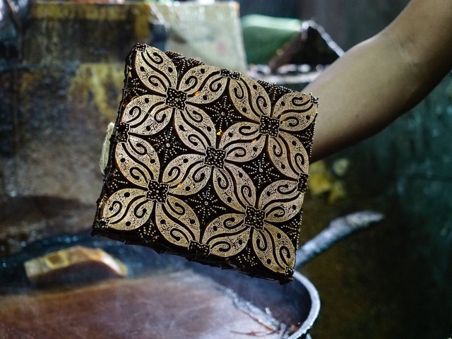 Ilustrasi Caption Hari Batik Nasional, Sumber: Unsplash/Agto Nugroho