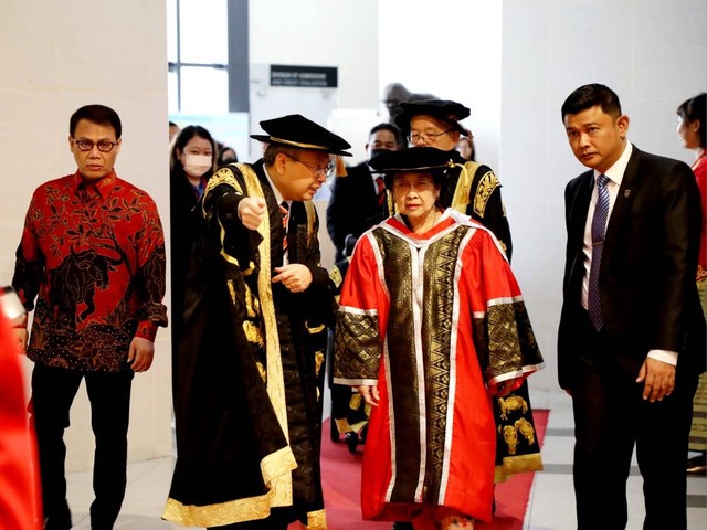 Megawati Soekarnoputri menerima gelar doktor kehormatan atau Honoris Causa di bidang transformasi sosial dari Universitas Tunku Abdul Rahman (UTAR) Malaysia. Foto: Dok. Istimewa