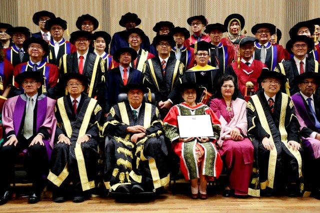 Megawati Soekarnoputri menerima gelar doktor kehormatan atau Honoris Causa di bidang transformasi sosial dari Universitas Tunku Abdul Rahman (UTAR) Malaysia. Foto: Dok. Istimewa