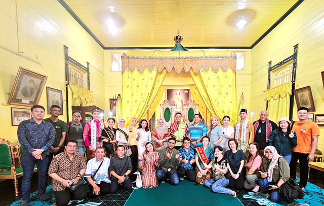 Famtrip Pontianak Raya Consortium Saat Berkunjung ke Keraton Pontianak. Foto: Dok. Harris Hotel.