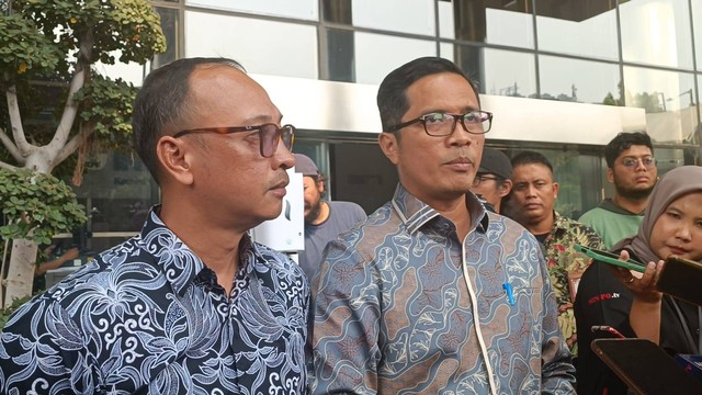 Febri Diansyah dan Rasamala Aritonang tiba di Gedung Merah Putih KPK, Senin (2/10/2023). Foto: Hedi/kumparan