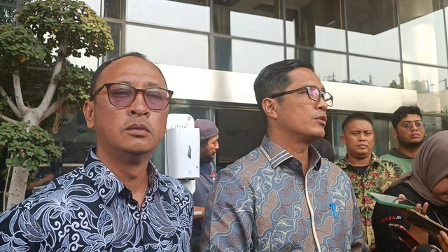 Febri Diansyah dan Rasamala Aritonang tiba di Gedung Merah Putih KPK, Senin (2/10/2023). Foto: Hedi/kumparan