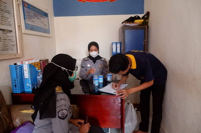 Warga Binaan Mengikuti Tes Urine