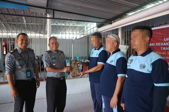 Karutan Majene Mansur beri hadiah kepada warga binaan yang juara lomba pembacaan pancasila, Sumber : Humas Rutan Majene
