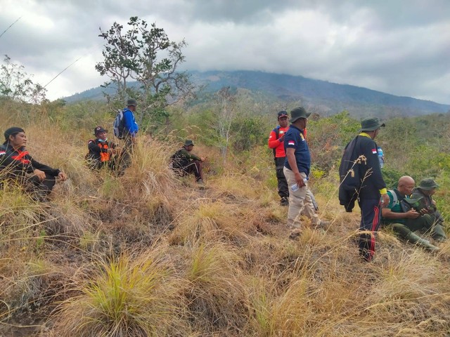 Tim Penanggulangan Bencana Kebakaran saat mengawasi lokasi di Gunung Agung, Bali - IST