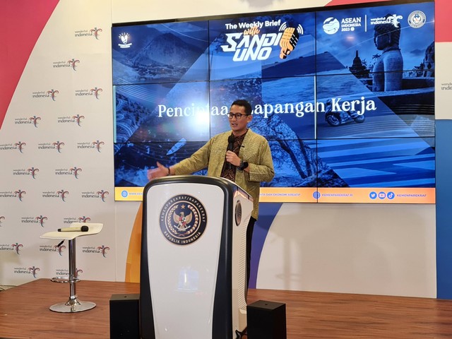 Menparekraf Sandiaga Uno, dalam acara The Weekly Brief with Sandi Uno, yang digelar di Gedung Sapta Pesona Kemenparekraf, Jakarta, Senin (2/10/2023). Foto: Andari Novianti/kumparan