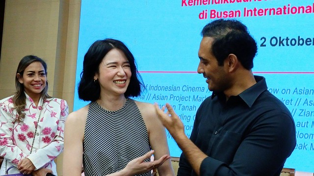 Aktris Laura Basuki (kiri) dan Aktor Ario Bayu (kanan) usai konferensi pers Festival Film Busan. Foto: Aprilandika Pratama/kumparan