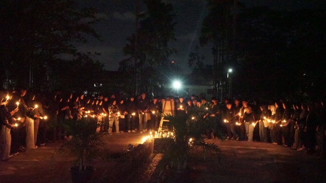 Doa bersama yang digelar mahasiswa Ilmu Komunikasi UMY untuk mendoakan mahasiswi yang menjadi korban bunuh diri pada Senin (2/10). Foto: Arif UT/Pandangan Jogja