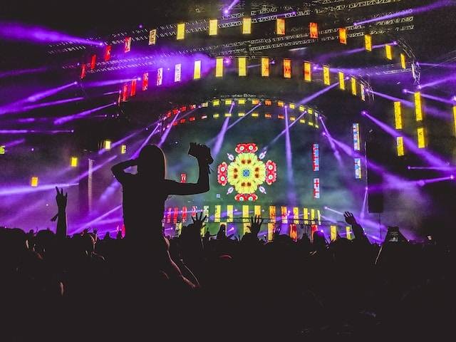 Ilustrasi jadwal konser Coldplay Jakarta 2023, sumber foto: unsplash.com/Aditya Chinchure