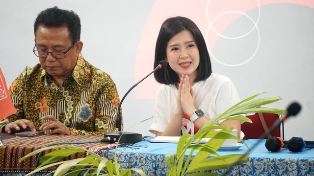 Wakil Ketua Dewan Pembina DPP PSI, Grace Natalie (kanan), saat berkunjung ke Kantor Persatuan Gereja Indonesia (PGI), di Jakarta, Selasa (3/10/2023). Foto: Iqbal Firdaus/kumparan