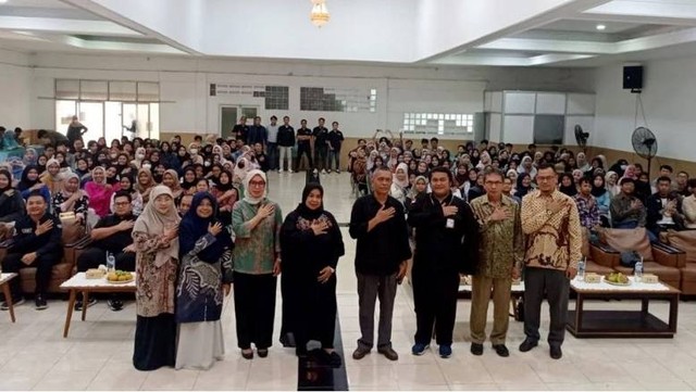 Hj Yetty ( tengah berbaju hitam) saat hadir di Talk Show Kewirausahaan Halal yang diselenggarakan oleh Halal Science Center Universitas Djuanda Bogor (UNIDA). Foto: Dok. Istimewa
