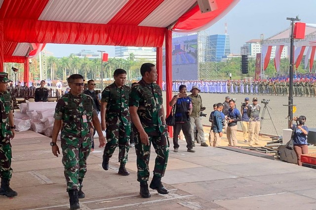 Panglima TNI Laksamana Yudo Margono meninjau langsung gladi bersih perayaan HUT TNI ke-78 di Monas, Jakarta, Selasa (3/10/2023). Foto: Luthfi Humam/kumparan