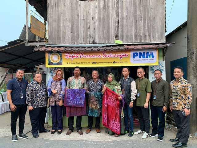 Wakil Menteri Keuangan Republik Indonesia Suahasil Nazara saat kunjungannya ke toko kerajinan kain sasiranga milik Nasabah UMi binaan PT Permodalan Nasional Madani (PNM).dok. PNM