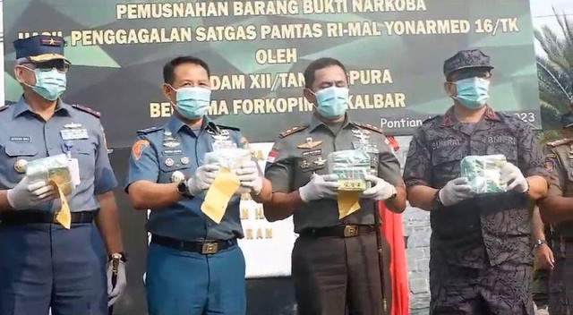 Pangdam menunjukkan barang bukti narkoba. Foto: Fajar Bahari/Hi!Pontianak