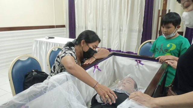 Suasana persemayaman Benediktus Alvaro Darren di Rumah Duka Rs St Elisabeth, Bekasi, Selasa (3/10/2023). Foto: Fadlan/kumparan