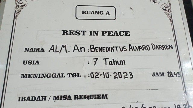 Suasana persemayaman Benediktus Alvaro Darren di Rumah Duka Rs St Elisabeth, Bekasi, Selasa (3/10/2023). Foto: Fadlan/kumparan