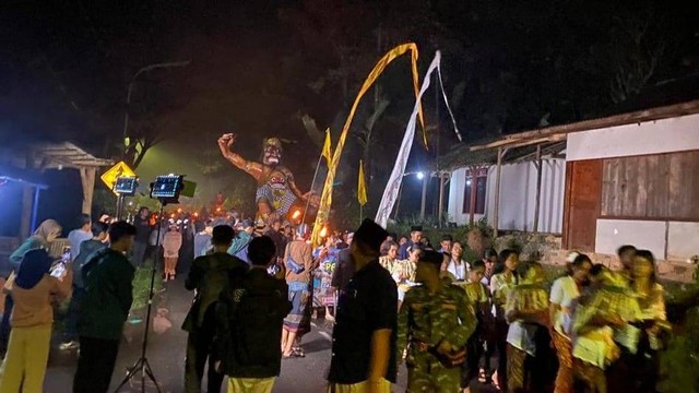 Pawai ogoh-ogoh di Desa Linggoasri dalam rangka memeriahkan Hari Raya Nyepi. Sumber : dokumen pribadi