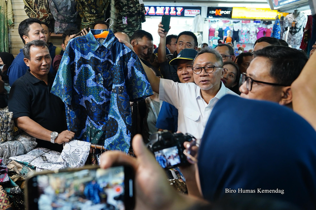 Kemendag Zulkifli Hasan saat menemui pedagang UMKM di Pasar Tanah Abang, Jakarta Pusat pada Kamis (28/9). Foto: Kemendag RI