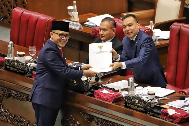 Menteri Pendayagunaan Aparatur Negara dan Reformasi Birokrasi (MenPANRB), Abdullah Azwar Anas dalam Rapat Paripurna DPR, Selasa (3/10/2023). Foto: Dok. Kemenpan RB