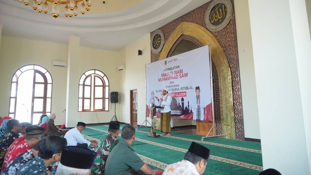 Bupati Klaten Sri Mulyani menghadiri pengajian peringatan Maulid Nabi Muhammad SAW bersama ASN Klaten, di Masjid Nurul Istiqlal kompleks Gedung Grha Bung Karno (GBK), Selasa (2/10/2023). Foto: Dok. Istimewa