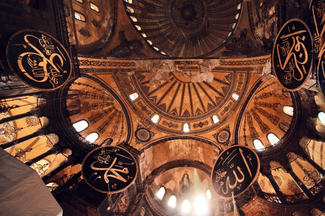 Ilustrasi: kaligrafi nama-nama sahabat nabi termasuk Umar bin Khatab bersanding bersama lafadz Allah dan Nabi Muhammad SAW. di Hagia Sophia, Turki. Sumber: Unsplash