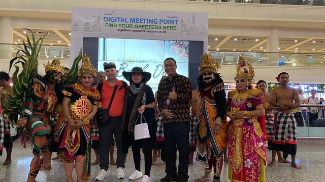  Handy Heryudhitiawan, General Manager PT Angkasa Pura I Bandara Internasional I Gusti Ngurah Rai, Bali (3 dari kanan) bersama penari kecak dan wisman yang tiba di bandara - IST