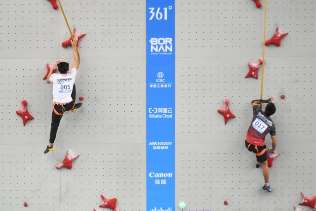 Pemanjat tebing Indonesia Veddriq Leonardo (kiri) memanjat pada babak kualifikasi speed putra Asian Games 2022 di Shaoxing Keqiao Yangshan Sport Climbing Centre, Shaoxing, China, Selasa (3/10/2023). Foto: Hafidz Mubarak A/Antara Foto