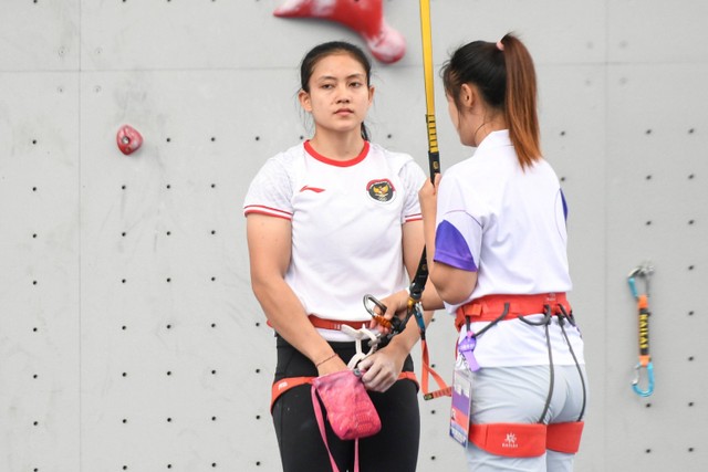 Pemanjat tebing Indonesia Desak Made Rita Kusuma Dewi (kiri) bersiap memanjat pada babak kualifikasi speed putri Asian Games 2022 di Shaoxing Keqiao Yangshan Sport Climbing Centre, Shaoxing, China, Selasa (3/10/2023). Foto: Hafidz Mubarak A/Antara Foto