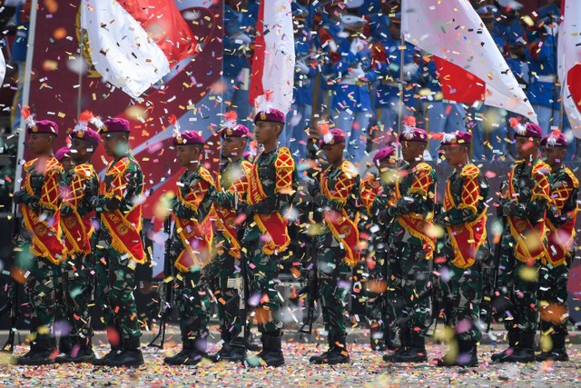 Sejumlah prajurit berbaris dalam gladi bersih Hari Ulang Tahun (HUT) ke-78 Tentara Nasional Indonesia (TNI) di Lapangan Silang Monumen Nasional (Monas), Gambir, Jakarta Pusat, Selasa (3/10/2023). Foto: Aditya Pradana Putra/Antara Foto