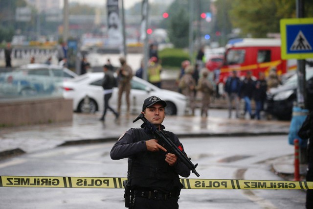 Anggota Pasukan Khusus Polisi Turki mengamankan kawasan dekat Kementerian Dalam Negeri usai serangan bom di Ankara, pada Minggu (1/10/2023). Foto: Adem Altan/AFP