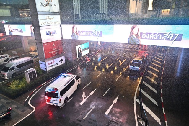 Ambulans tiba di Mal Siam Paragon di pusat kota Bangkok usai insiden penembakan pada, Selasa (3/10/2023). Foto: Lillian Suwanrumpha/AFP