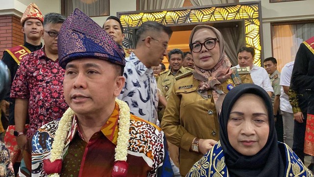 Pj Gubernur Sumsel, Agus Fatoni bersama istri. (ist)
