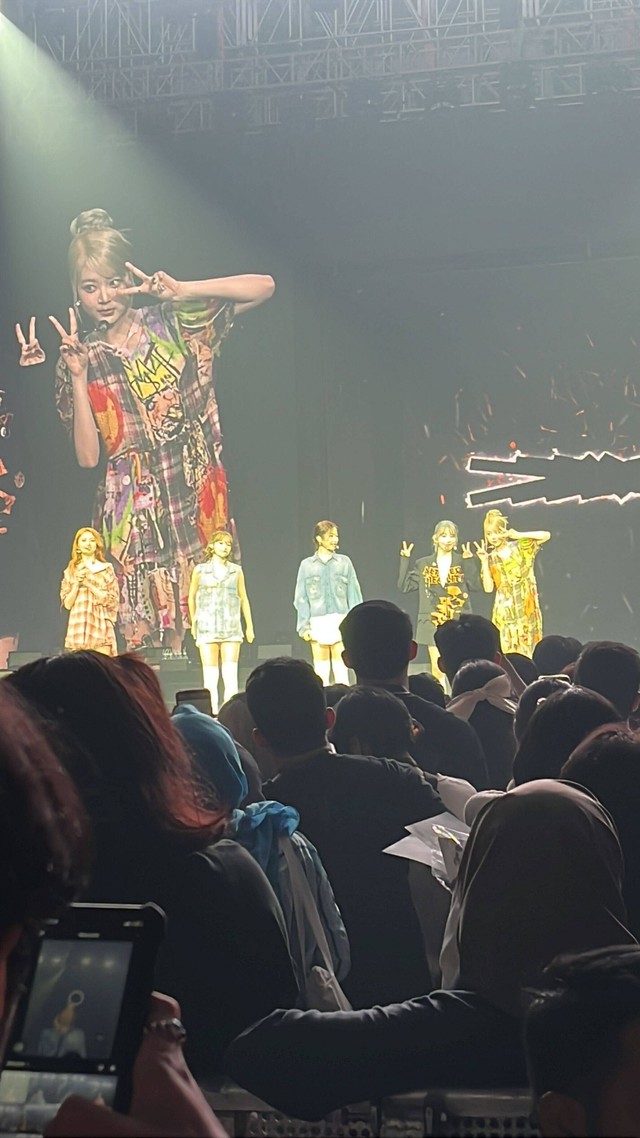 Penampilan Le Sserafim saat konser bertajuk '2023 LE SSERAFIM TOUR: FLAME RISES IN JAKARTA' di Jiexpo. Foto: Nurlaela/kumparan