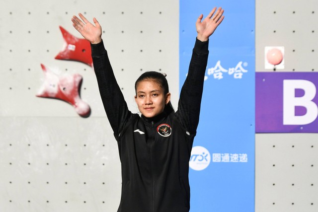 Atlet panjat tebing Indonesia Desak Made Rita Kusuma Dewi melakukan selebrasi saat naik ke atas podium usai final speed putri Asian Games 2022 di Shaoxing Keqiao Yangshan Sport Climbing Centre, Shaoxing, China, Selasa (3/10/2023). Foto: Hafidz Mubarak A/Antara Foto