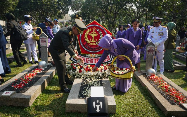 Suasana Ziarah Nasional mewakili Panglima TNI di Taman Makam Pahlawan (TMP) Kalibata, Jakarta, Rabu (4/10). Foto: Iqbal Firdaus/kumparan