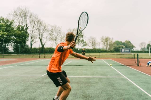 Ilustrasi cara memegang raket tenis yang benar untuk pemula. Foto: Unsplash. 