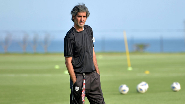 Pelatih Bali United Stefano Cugurra memimpin sesi latihan di Training Center Bali United, Pantai Purnama, Gianyar, Bali, Selasa (3/10/2023). Foto: ANTARA FOTO/Fikri Yusuf