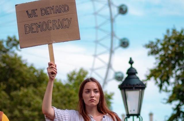 Ilustrasi Pengertian Demokrasi secara Etimologis. Foto: Unsplash.com/Fred Moon