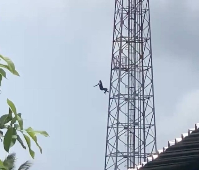 Tangkapan layar saat warga Bantul melompat. Dok: Ist.