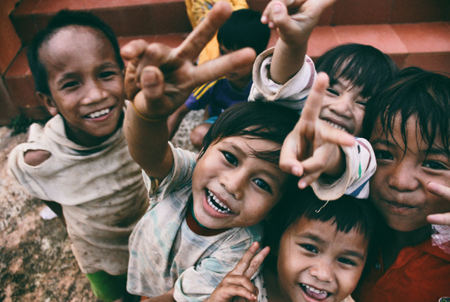 Ilustrasi cara mengajari anak bersosialisasi. Foto: Larm Rmah/Unsplash