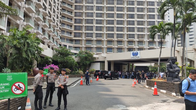 Polisi bersiaga di sekitar Hotel Sultan, Jakarta Pusat, jelang pengosongan lahan, Rabu (4/10). Foto: Jonathan Devin/kumparan