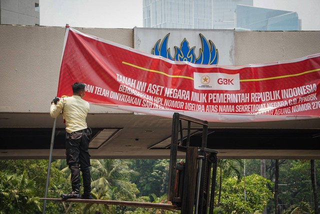 Pemasangan spanduk aset milik pemerintah di area Hotel Sultan kawasan Gelora Bung Karno, Jakarta, Rabu (4/10/2023). Foto: Iqbal/kumparan