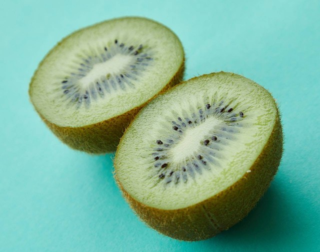 Ilustrasi cara menanam buah kiwi dalam pot. Sumber: Laker/pexels.com